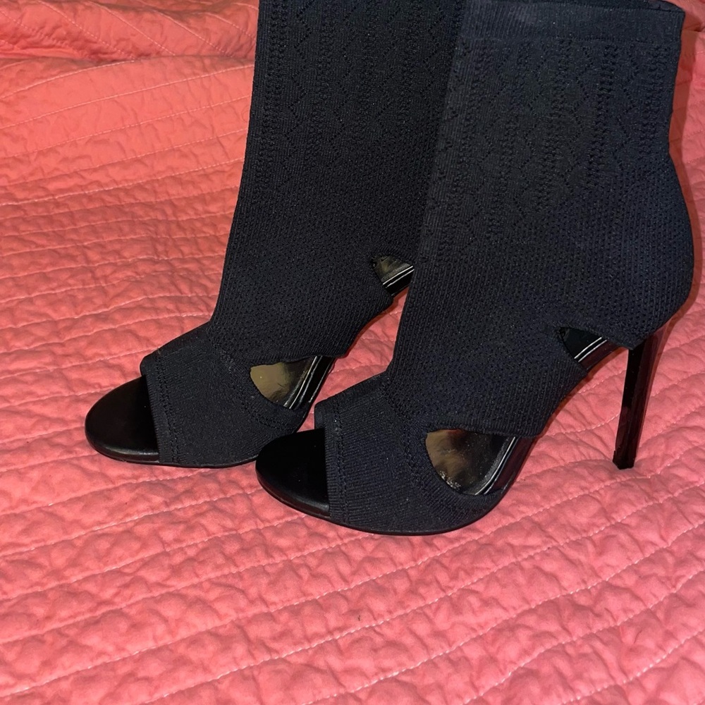 Size 6 Guess black Womens heels